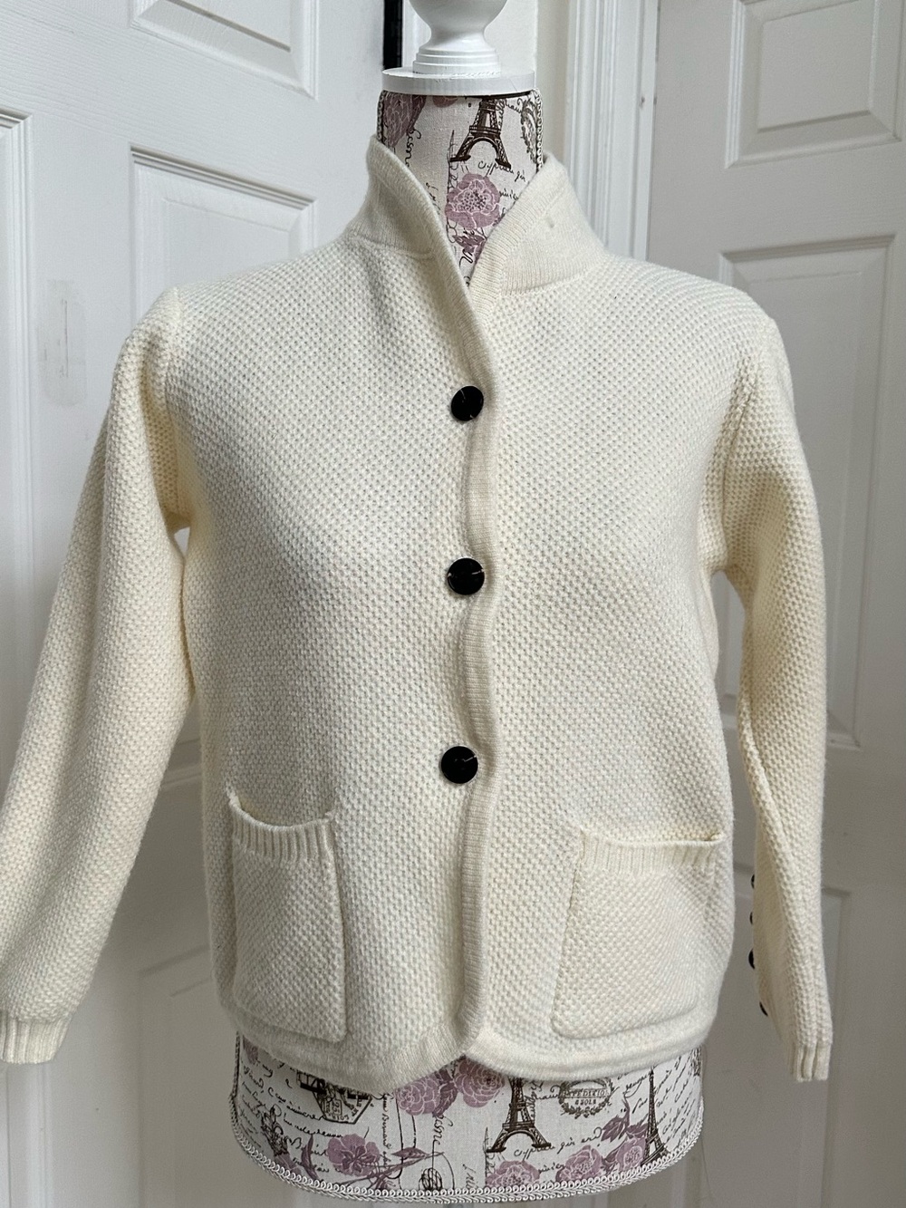 Women’s Elegant Cream Button-Front Knit Sweater Cardigan Jacket in Size M